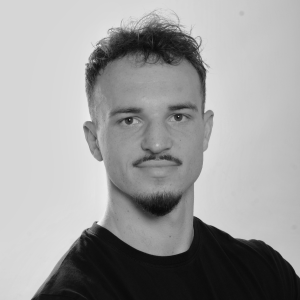 Čiernobiely portrét Damiana, člena tímu Svet Kontajnerov